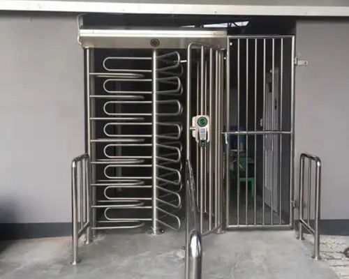 Pasos de instalación del torniquete de altura completa en obra