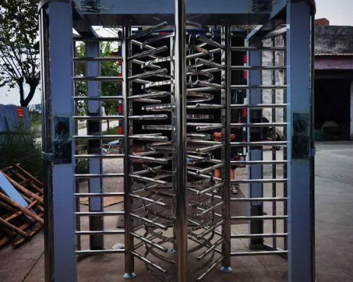 Los torniquetes giratorios son un elemento muy común y visible en Colombia