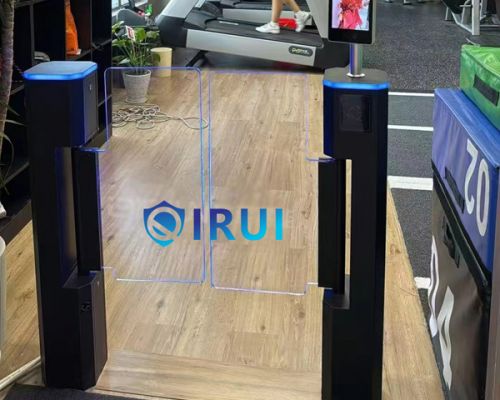 Barrera abatible para control de acceso en gimnasio